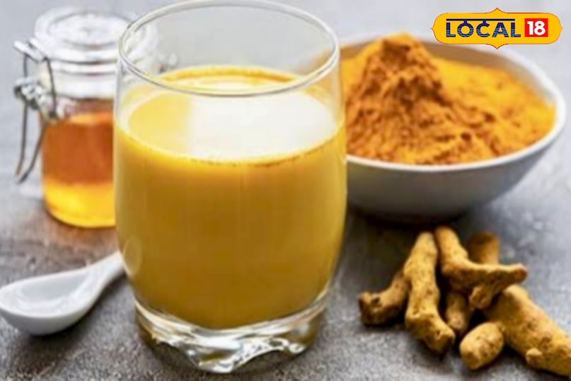 उन्होंने कहा कि समुंदर में कई लोग तनाव, ठंड या फिर बाजार में उतार-चढ़ाव के कारण ठीक से नींद नहीं ले पाते। हल्दी वाला गर्म दूध शरीर को आराम देता है, मन को शांति देता है और नींद लाने में मदद करता है। अगर इसमें एक चुटकी जायफल मिला दिया जाए तो इसका असर और बढ़ता है। 