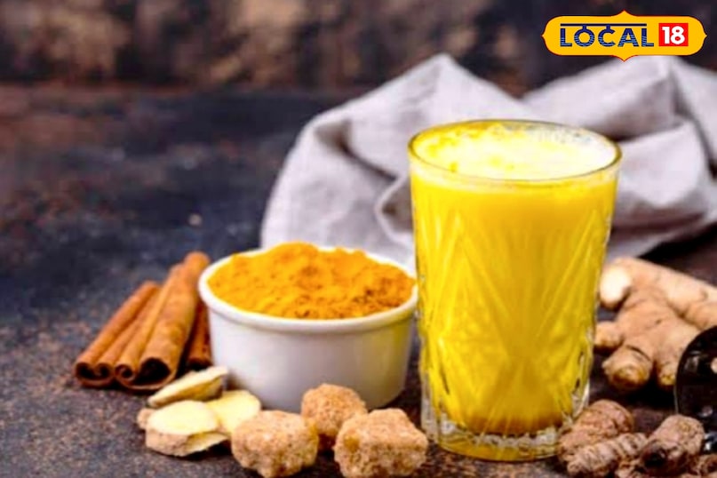 आगे कहा कि एक कप दूध को मध्यम आंच पर गर्म करें। इसमें एक छोटा चम्मच हल्दी पाउडर, एक चुटकी काली मिर्च और दालचीनी तो दालचीनी या अदरक मिलाप शामिल है। इसे नामांकित पर अच्छी तरह से हिलाते हुए मिले मित्र, पर बड़े पैमाने पर नहीं। शहद या मेपल स्टेशन पर गैस बंद करने के बाद। गुनगुना होने पर इसे पी लें। ठंड में रोज़ की चाय का सेवन आपको ठंड से बचाकर शरीर को गर्म और स्वस्थ बनाता है।