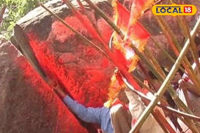 देवघर के सबसे प्रचलित हनुमान मंदिर जहाँ दो पत्थर मे है आकृति बनी 