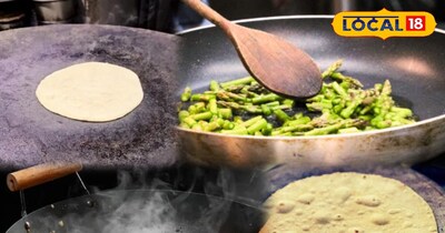 किचन में बनाते हुई रोटी