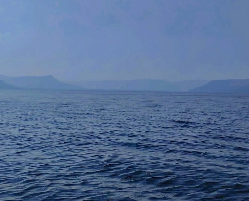 झील के बीच नाव की सवारी—एक अलग तरह का रोमांच।