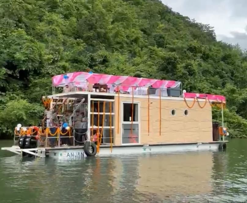 अब हाउसबोट में रातभर ठहरने की सुविधा, रोमांच और भी बढ़ेगा।