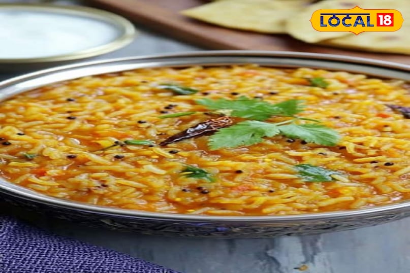 रसम चावल मसालेदार टमाटर के शोरबे (रसम) और चावल का यह मिश्रण एक आरामदायक व्यंजन है। एंटीऑक्सीडेंट और विटामिन से भरपूर यह हल्का और पेट भरने वाला होता है। इसमें भुनी हरी सब्ज़ियाँ मिलाकर इसे और पौष्टिक बनाया जा सकता है। रसम चावल मसालेदार टमाटर के शोरबे (रसम) और चावल का यह मिश्रण एक आरामदायक व्यंजन है। एंटीऑक्सीडेंट और विटामिन से भरपूर यह हल्का और पेट भरने वाला होता है। इसमें भुनी हरी सब्ज़ियाँ मिलाकर इसे और पौष्टिक बनाया जा सकता है।