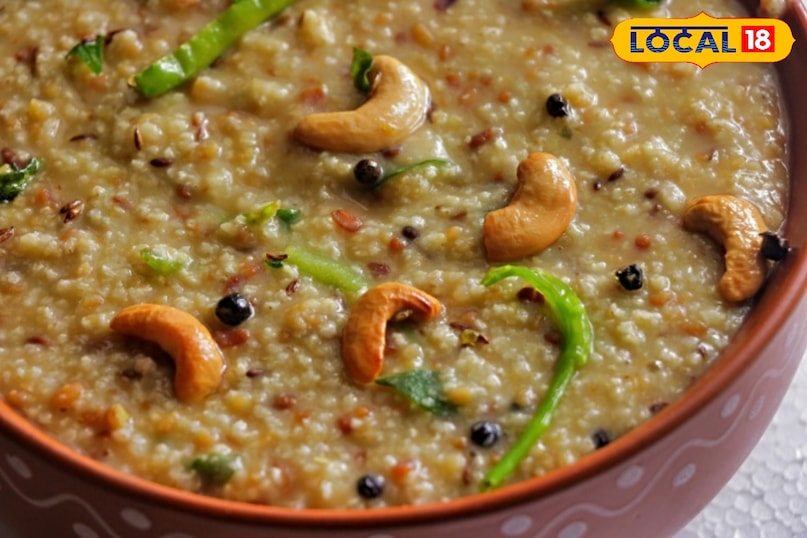 बाजरा पोंगल यह पारंपरिक पोंगल का सेहतमंद रूप है, जो बाजरे और मूंग दाल से बनता है। काली मिर्च और अदरक के मसाले, तथा काजू और करी पत्ते की सजावट इसे पौष्टिक और संतोषजनक बनाती है। बाजरा पोंगल यह पारंपरिक पोंगल का सेहतमंद रूप है, जो बाजरे और मूंग दाल से बनता है। काली मिर्च और अदरक के मसाले, तथा काजू और करी पत्ते की सजावट इसे पौष्टिक और संतोषजनक बनाती है।