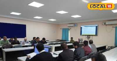 योजना को लेकर रूपरेखा तैयार करते अधिकारी