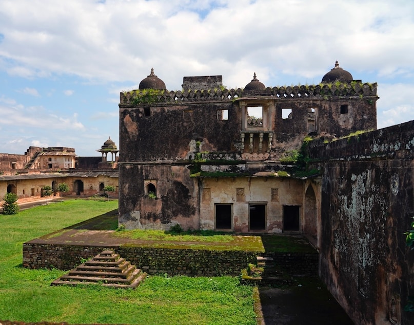किले के अंदर बने प्राचीन मंदिर, जहाँ श्रद्धा और इतिहास साथ चलते हैं. किले के अंदर बने प्राचीन मंदिर, जहाँ श्रद्धा और इतिहास साथ चलते हैं.