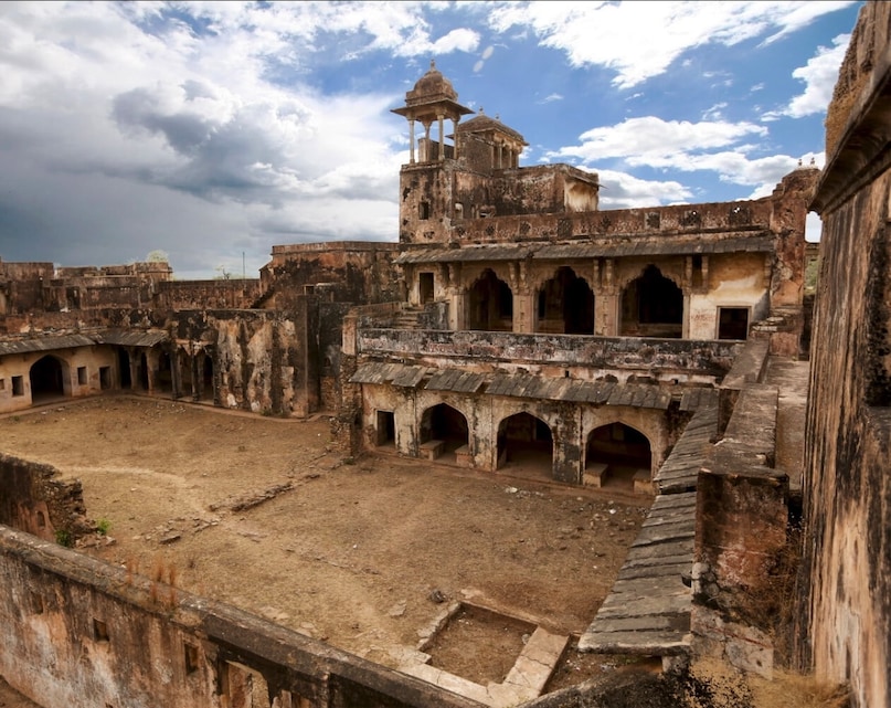आईना महल और शाही भवन, इतिहास के जीवंत उदाहरण. आईना महल और शाही भवन, इतिहास के जीवंत उदाहरण.