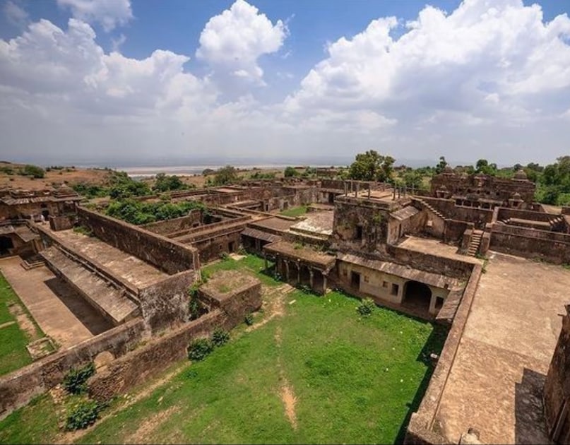 हाथों की नक्काशी वाला ऐतिहासिक द्वार—हाथिया पोल. हाथों की नक्काशी वाला ऐतिहासिक द्वार—हाथिया पोल.