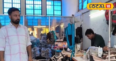 फैक्टरी देखते लोग