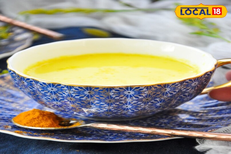 हल्दी हल्दी में करक्यूमिन नामक सक्रिय यौगिक होता है जिसमें सूजन-रोधी गुण पाए जाते हैं। यह आंतों की जलन को कम करके गैस और पेट फूलने की समस्या से छुटकारा दिलाने में मदद कर सकता है। आप हल्दी को दूध या चाय के रूप में सेवन कर सकते हैं।