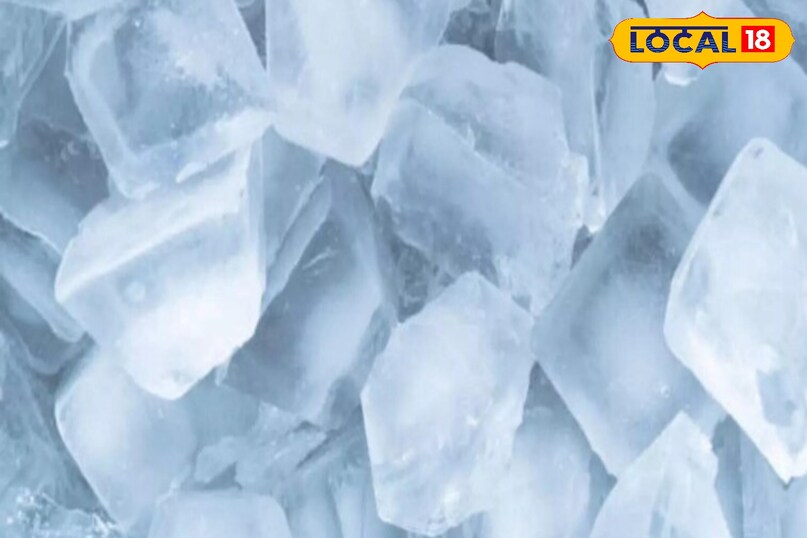 दर्द और सूजन को तत्काल कम करने के लिए आप बर्फ का इस्तेमाल करना चाहिए. बर्फ को एक साफ कपड़े में बर्फ के टुकड़ों को लपेटना है. फिर डंक वाली जगह पर 10 से 15 मिनट रखे. इससे ब्लड वेसल्स सिकुड़ जाती है और सूजन भी कम हो जाती है. दर्द और सूजन को तत्काल कम करने के लिए आप बर्फ का इस्तेमाल करना चाहिए. बर्फ को एक साफ कपड़े में बर्फ के टुकड़ों को लपेटना है. फिर डंक वाली जगह पर 10 से 15 मिनट रखे. इससे ब्लड वेसल्स सिकुड़ जाती है और सूजन भी कम हो जाती है.