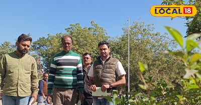 जानकारी देते किसान 