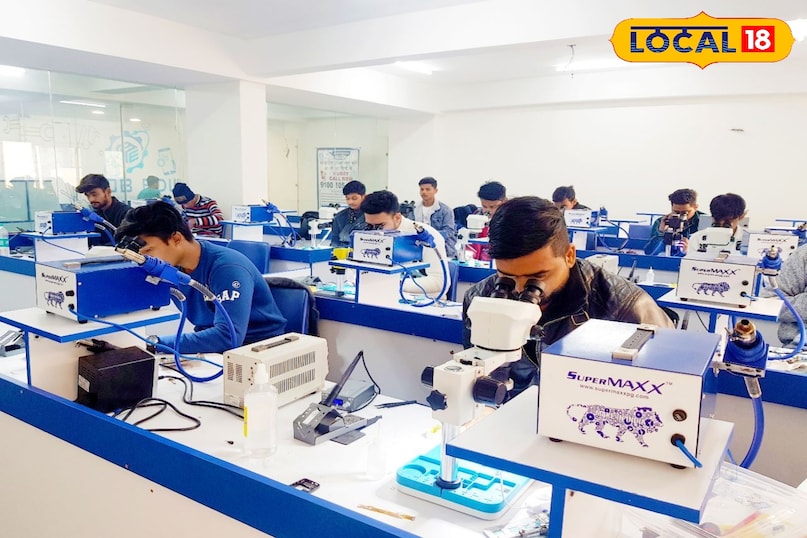 बाइक रिपेयरिंग कोर्स खरगोन, बकरी पालन प्रशिक्षण खरगोन, आर सेटी खरगोन ट्रेनिंग, निःशुल्क आवासीय प्रशिक्षण, फ्री स्किल ट्रेनिंग 2026, local18, khargone letest news, Madhya Pradesh hindi news 