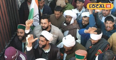 चंबा से कल्चरल ड्रेस में पहुंचे लोग 