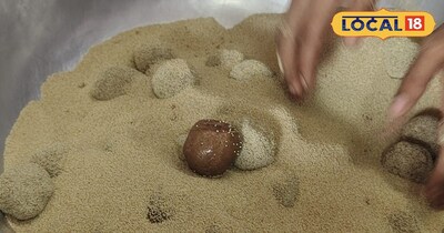 मिठाई तैयार करते कारीगर