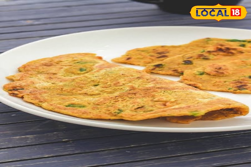 ओट्स चिल्ला यह प्रोटीन से भरपूर नमकीन पैनकेक है। ओट्स और बेसन के आटे में प्याज, हरी मिर्च, धनिया और मसाले मिलाकर तवे पर सेंका जाता है। इसे हरी चटनी के साथ खाएं। ओट्स चिल्ला यह प्रोटीन से भरपूर नमकीन पैनकेक है। ओट्स और बेसन के आटे में प्याज, हरी मिर्च, धनिया और मसाले मिलाकर तवे पर सेंका जाता है। इसे हरी चटनी के साथ खाएं।