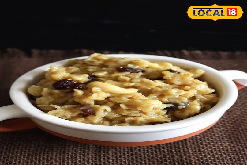 ओट्स पोंगल यह दक्षिण भारत के पोंगल का हेल्दी वर्जन है। इसमें चावल की जगह ओट्स का इस्तेमाल होता है। ओट्स, मूंग दाल, हल्दी, काली मिर्च, अदरक और घी डालकर गाढ़ा पोंगल बनाया जाता है। ऊपर से काजू डालें। ओट्स पोंगल यह दक्षिण भारत के पोंगल का हेल्दी वर्जन है। इसमें चावल की जगह ओट्स का इस्तेमाल होता है। ओट्स, मूंग दाल, हल्दी, काली मिर्च, अदरक और घी डालकर गाढ़ा पोंगल बनाया जाता है। ऊपर से काजू डालें।