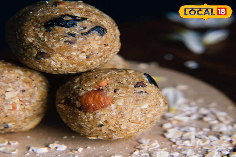 ओट्स लड्डू यह ऊर्जा से भरपूर मीठा नाश्ता है। भुने हुए ओट्स में पिघला गुड़, बादाम, अखरोट और घी मिलाकर लड्डू बनाए जाते हैं। यह कसरत के बाद खाने के लिए बहुत अच्छे हैं, क्योंकि यह तुरंत एनर्जी देते हैं। ओट्स लड्डू यह ऊर्जा से भरपूर मीठा नाश्ता है। भुने हुए ओट्स में पिघला गुड़, बादाम, अखरोट और घी मिलाकर लड्डू बनाए जाते हैं। यह कसरत के बाद खाने के लिए बहुत अच्छे हैं, क्योंकि यह तुरंत एनर्जी देते हैं।