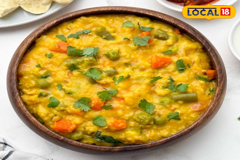 ओट्स खिचड़ी यह एक ही बर्तन में बनने वाली आरामदायक डिश है। ओट्स और मूंग दाल को गाजर, मटर जैसी सब्जियों और हल्के मसालों के साथ पकाया जाता है। घी, जीरा और हींग का तड़का लगाने से इसका स्वाद बढ़ जाता है। ओट्स खिचड़ी यह एक ही बर्तन में बनने वाली आरामदायक डिश है। ओट्स और मूंग दाल को गाजर, मटर जैसी सब्जियों और हल्के मसालों के साथ पकाया जाता है। घी, जीरा और हींग का तड़का लगाने से इसका स्वाद बढ़ जाता है।