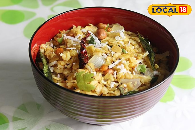 ओट्स उपमा यह एक आसान और पौष्टिक नाश्ता है। इसमें ओट्स को प्याज, टमाटर, गाजर, हरी मिर्च जैसी सब्जियों और सरसों के बीज, करी पत्ते के साथ पकाया जाता है। यह हल्का और स्वादिष्ट लगता है। ओट्स उपमा यह एक आसान और पौष्टिक नाश्ता है। इसमें ओट्स को प्याज, टमाटर, गाजर, हरी मिर्च जैसी सब्जियों और सरसों के बीज, करी पत्ते के साथ पकाया जाता है। यह हल्का और स्वादिष्ट लगता है।