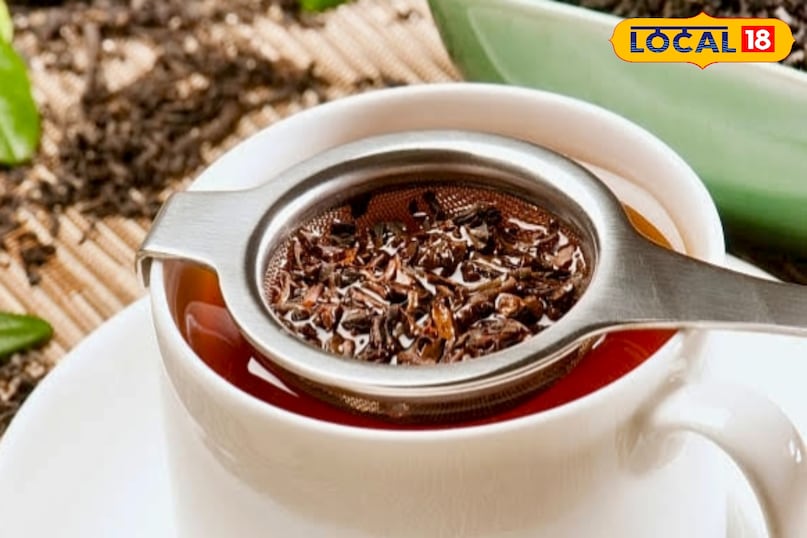 पलामू जिले की किचन एक्सपर्ट शर्मीला सुमी ने बताया कि किचन में रखा कई समान की सफाई करने में पअरेशानु बढ़ जाती है. सबसे आसान और प्रभावी उपाय है छलनी को उबालना. एक पैन में पानी डालें और उसमें गंदी छलनी को रखकर 5 से 7 मिनट तक उबलने दें. गर्म पानी की भाप और तापमान गंदगी को ढीला कर देता है. थोड़ा ठंडा होने के बाद किसी पुराने टूथब्रश या स्टील ब्रश से रगड़कर साफ कर दें—छलनी तुरंत चमक उठेगी.