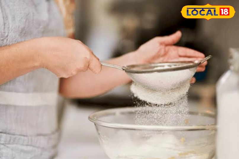 लगातार पानी, दूध, चाय की पत्ती और तेल के संपर्क में रहने से छलनी में जंग लगना, गंदगी चिपक जाना और चिकनाई जमना बिल्कुल आम बात है. कई बार महिलाएं चाय वाली छलनी से घी भी छान लेती हैं, जिससे यह और ज्यादा चिपचिपी हो जाती है. ऐसे में इसे साफ करना मुश्किल लगता है और नई छलनी लेने की नौबत आ जाती है.