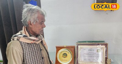 पुरस्कार के साथ मत्स्य किसान शिव प्रसाद सहनी