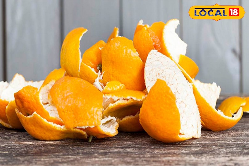 संतरे के छिलके का पाउडर केवल पिंपल्स ही नहीं, बल्कि दाग-धब्बों और धूप से होने वाली टैनिंग को हटाने में भी मदद करता है. अगर चेहरे पर पुराने निशान या काले धब्बे हैं, तो पाउडर में एक चुटकी हल्दी मिलाकर इस्तेमाल करें. हल्दी में मौजूद प्राकृतिक गुण त्वचा को साफ और चमकदार बनाते हैं. इस मिश्रण को सप्ताह में 1–2 बार चेहरे पर लगाने से धीरे-धीरे दाग हल्के पड़ने लगते हैं. पहाड़ी क्षेत्रों में जहां धूप तेज होती है, वहां यह उपाय त्वचा को धूप से होने वाले नुकसान से बचाने में भी सहायक है. संतरे के छिलके का पाउडर केवल पिंपल्स ही नहीं, बल्कि दाग-धब्बों और धूप से होने वाली टैनिंग को हटाने में भी मदद करता है. अगर चेहरे पर पुराने निशान या काले धब्बे हैं, तो पाउडर में एक चुटकी हल्दी मिलाकर इस्तेमाल करें. हल्दी में मौजूद प्राकृतिक गुण त्वचा को साफ और चमकदार बनाते हैं. इस मिश्रण को सप्ताह में 1–2 बार चेहरे पर लगाने से धीरे-धीरे दाग हल्के पड़ने लगते हैं. पहाड़ी क्षेत्रों में जहां धूप तेज होती है, वहां यह उपाय त्वचा को धूप से होने वाले नुकसान से बचाने में भी सहायक है.