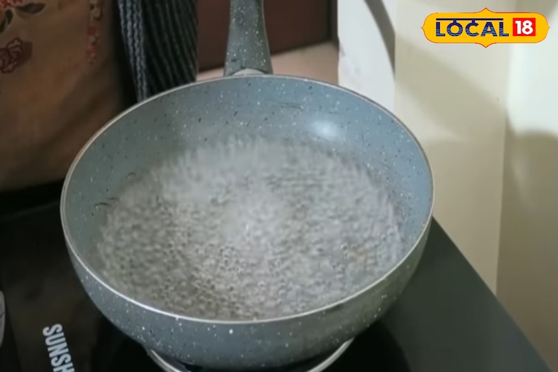 किसी बर्तन मे पानी उबाल ले किसी बर्तन मे पानी उबाल ले