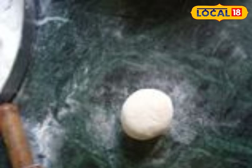 अब आटे की गोल गोल लोईया बनाये अब आटे की गोल गोल लोईया बनाये