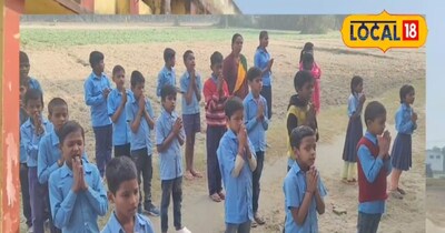 नए नियमों से प्रार्थना करते छात्र 