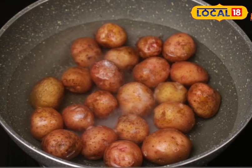 बनाने की विधि आलू उबालकर छील लें और लंबे टुकड़ों में काट लें एक कटोरे में दही, अदरक-लहसुन पेस्ट, हरी मिर्च, लाल मिर्च पाउडर, हल्दी, गरम मसाला और नमक मिलाकर गाढ़ा पेस्ट तैयार करें।