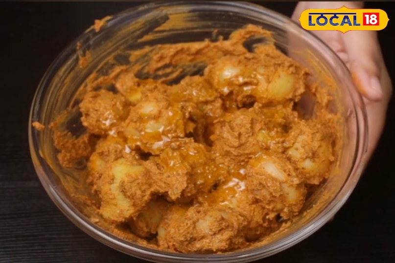 आलू के टुकड़ों को इस पेस्ट में अच्छी तरह कोट करें और 20–25 मिनट मैरिनेट होने दें प्रीहीट ओवन या एयर फ्रायर में 200°C पर 20 मिनट या हल्का क्रिस्पी होने तक बेक करें। अगर तंदूर है तो उसमें सेक सकते हैं