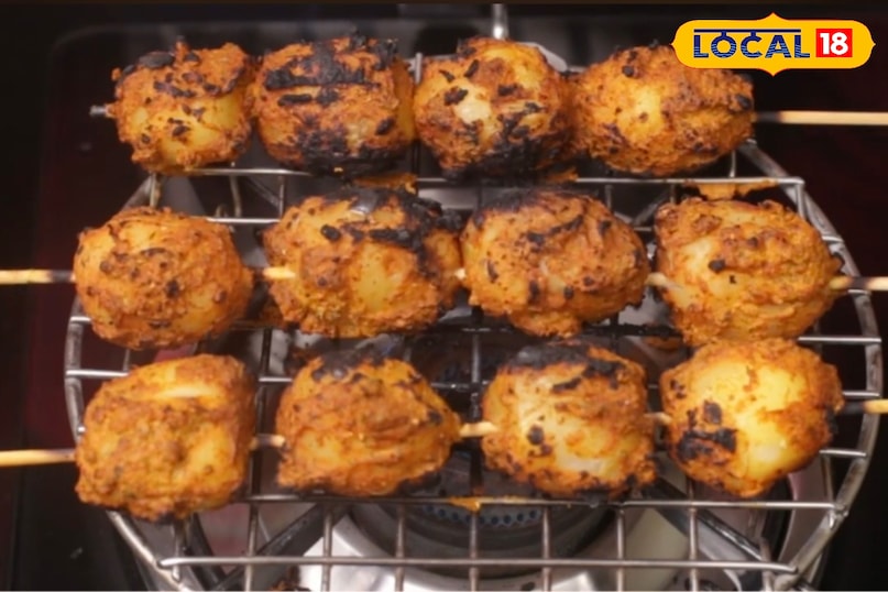 गरमा-गरम हरी धनिये-पुदीने की चटनी के साथ सर्व करें। यह स्पाइसी, क्रीमी और स्मोक्ड फ्लेवर वाला तंदूरी आलू सभी का दिल जीत लेगा आप इसे घर आए मेहमानों को भी खिला सकते हैं।