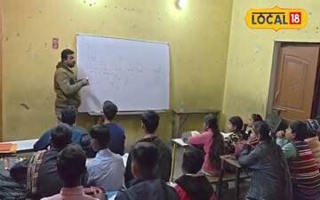 पढ़ाई करते छात्र