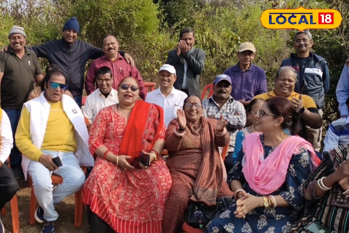 किसी ने सुनाया गाना तो किसी को देखकर निकले आंसू, 43 साल बाद मिले सभी दोस्त