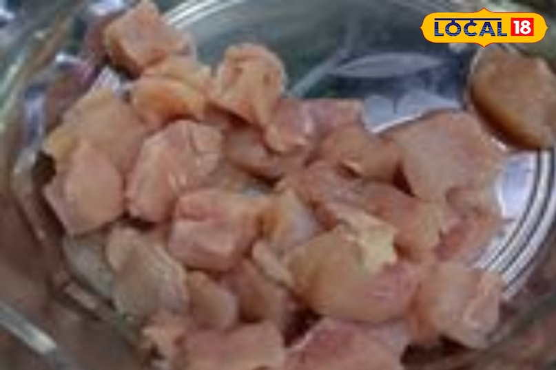 सबसे पहले चिकन को जार मे पिस ले सबसे पहले चिकन को जार मे पिस ले