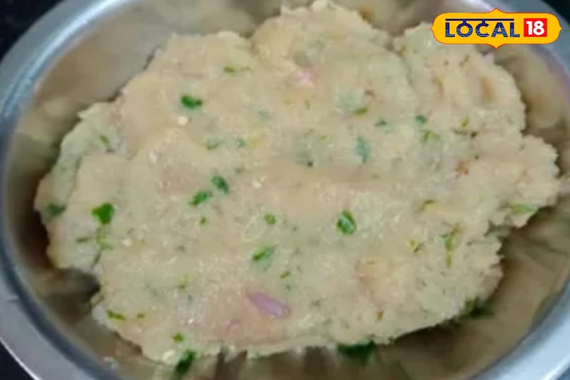 अब उसमे प्याज लहसुन सारा मसाला मिलाकर थोड़ी फ्राय कर ले अब उसमे प्याज लहसुन सारा मसाला मिलाकर थोड़ी फ्राय कर ले