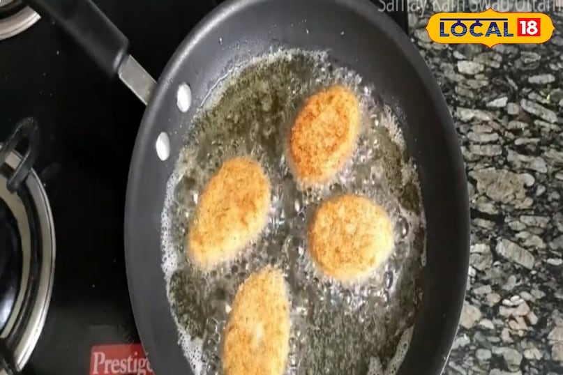 अब तेल गर्म कर एक एक कटलेट को ब्राउन होने तक फ्रायी करे अब तेल गर्म कर एक एक कटलेट को ब्राउन होने तक फ्रायी करे