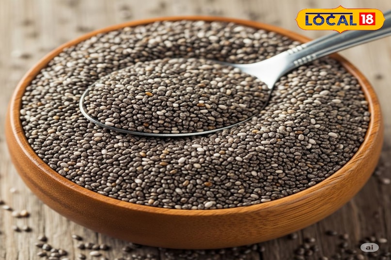 सिर्फ पानी में भिगोकर पीना बोरिंग लगे, तो चिया सीड्स को अपनी डाइट में शामिल करने के कई टेस्टी तरीके हैं. आप इन्हें भिगोकर अपनी सुबह की स्मूदी या दूध में मिला सकते हैं, नाश्ते में ओट्स, दलिया या दही के साथ टॉपिंग के रूप में डालें. इन्हें फ्रूट सलाद में स्प्रिंकल किया जा सकता है या घर में बनी चिक्की या एनर्जी बार्स में शामिल किया जा सकता है, इससे टेस्ट और न्यूट्रिशन दोनों बढ़ जाएंगे.