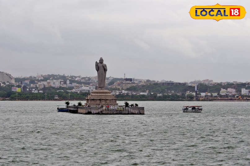 Hussain Sagar Lake: This artificial lake connecting Hyderabad and Secunderabad is one of the largest man-made lakes in Asia. There is a huge 18 meter high statue of Lord Buddha in its center which is the main attraction of this place. Tourists can enjoy boating here and take a stroll around the lake in the evening to feel peaceful. There are other attractions around it like NTR Garden and Lumbini Park.