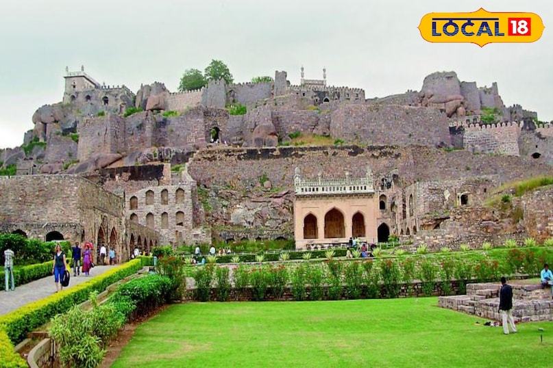 Golconda Fort Located on the outskirts of Hyderabad, Golconda Fort was once the capital of the powerful Qutb Shahi dynasty. The fort is famous for its magnificent architecture, advanced engineering and especially its acoustic marvel, where the sound of clapping at the lower gate of the fort can be heard till the top point. The spectacular light and sound show held here in the evening takes tourists on a journey through history.