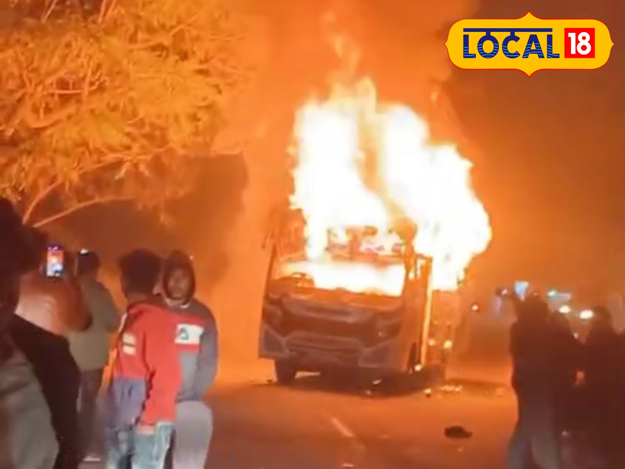 सड़क पर बिखर गया मातम, तेज रफ्तार बस की चपेट में आने से युवक की मौत