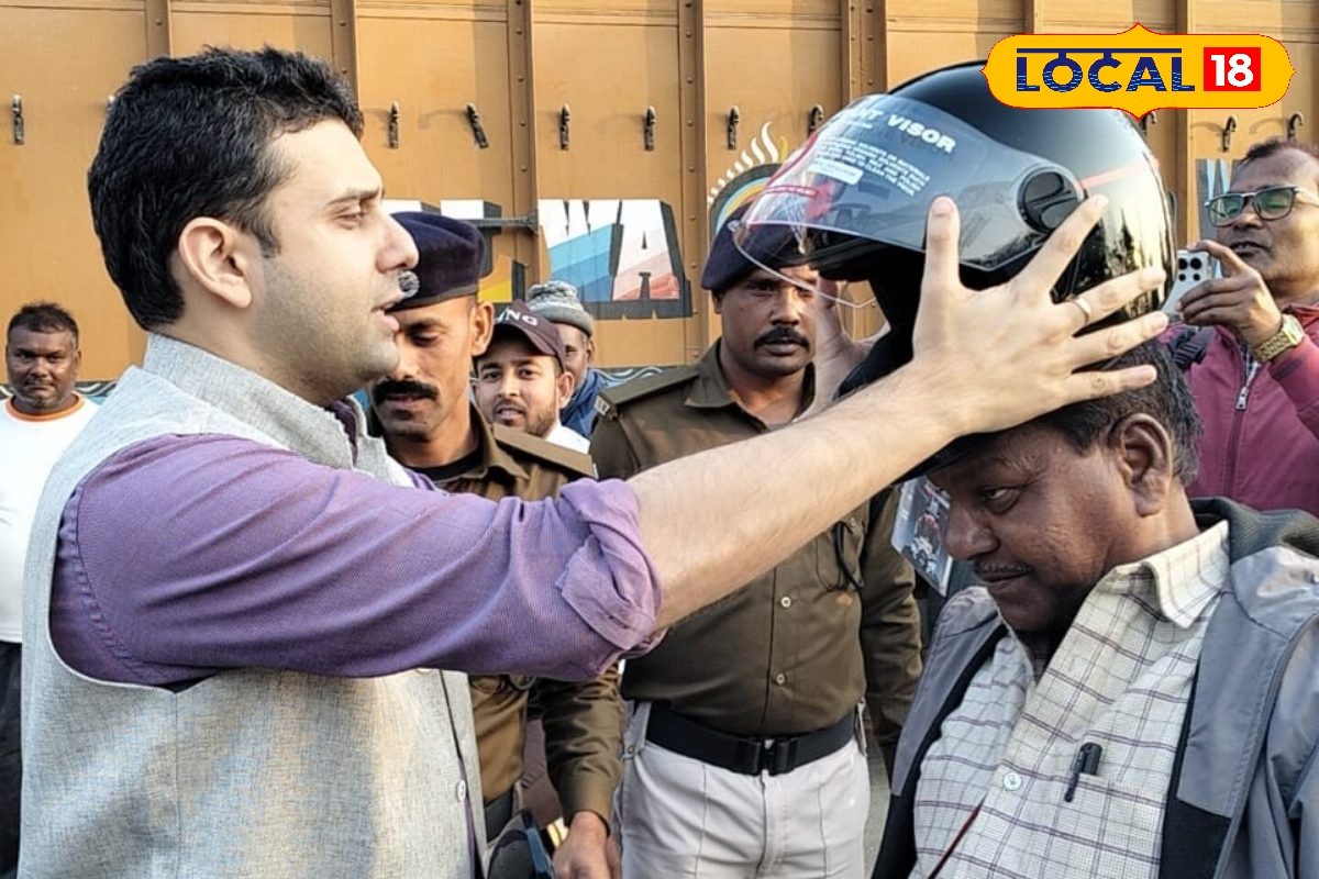 फूलों के साथ हेलमेट, सुरक्षा का दिया संदेश, डीएम की अनूठी पहल को मिला जनसमर्थन