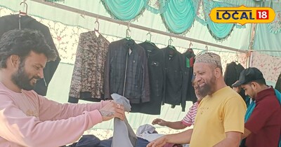 ग्राहकों को कपड़े बताता दुर्गेश 