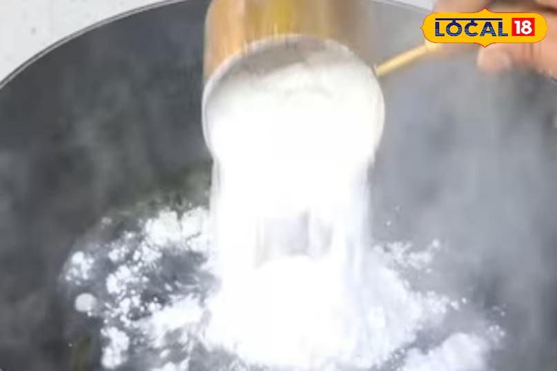 चावल को पीस कर उसके आँटा को गूथ ले चावल को पीस कर उसके आँटा को गूथ ले