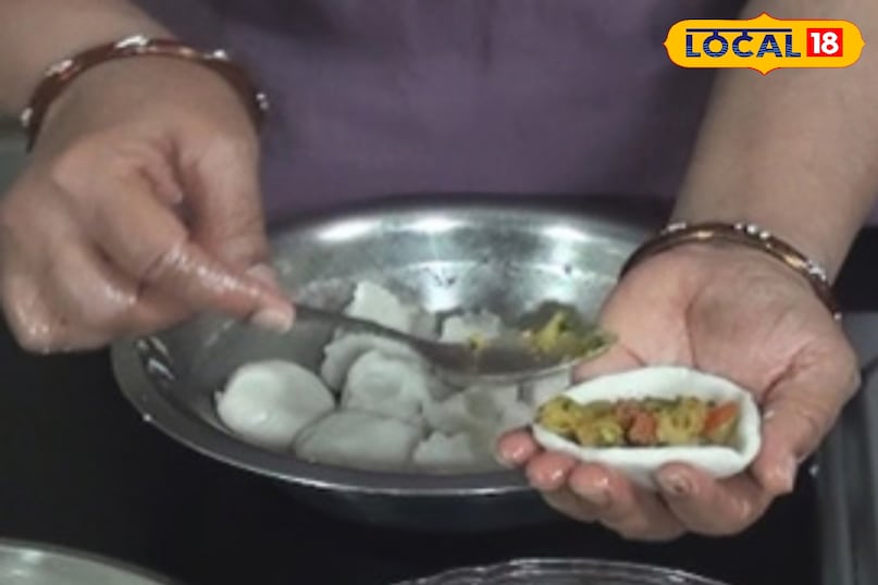 दाल का मिश्रण आटे की लोयी मे डाल दे दाल का मिश्रण आटे की लोयी मे डाल दे