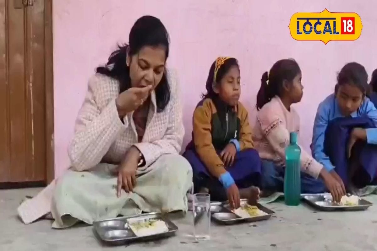 एक DM ऐसे भी.. बच्चों के साथ खाया मिड डे मील का खाना, वीडियो हो रहा वायरल