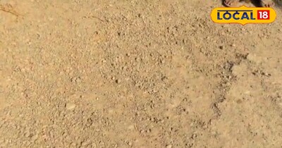 जर्जर सड़क लोगों को हो रही दिक्कत।