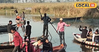 कावर झील में पर्यटक 